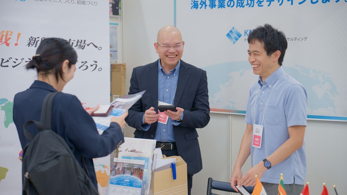 出展ブースで説明を受ける来場者