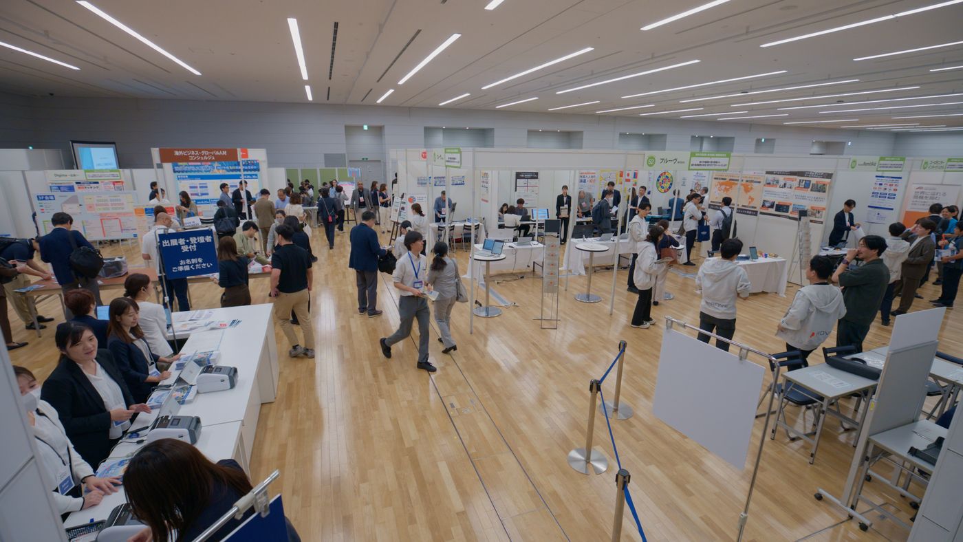 公的機関や専門企業のブースが並ぶ会場