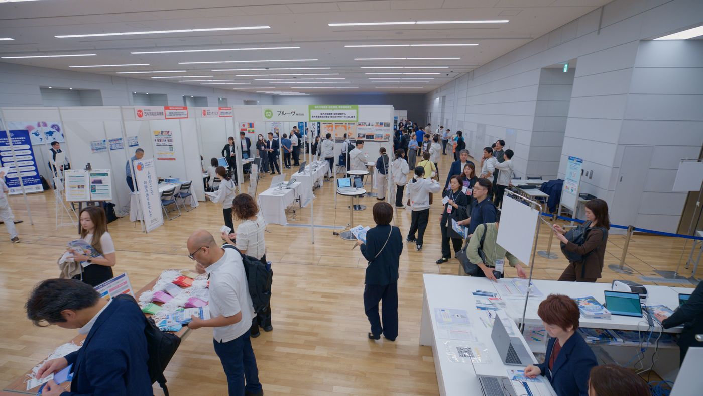 多くの来場者で賑わう展示会場