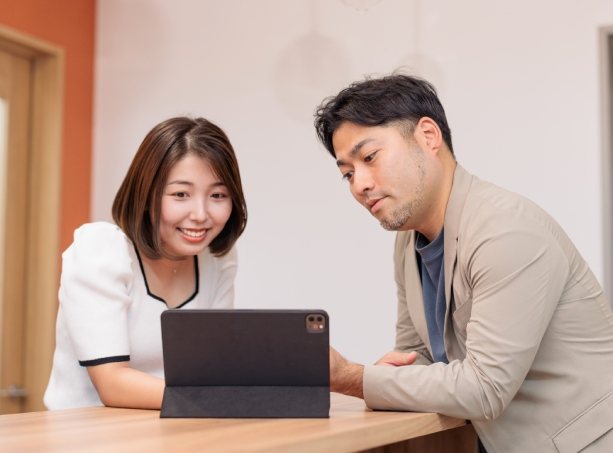 タブレットを見ながら打ち合わせをするDigima〜出島〜のメンバー